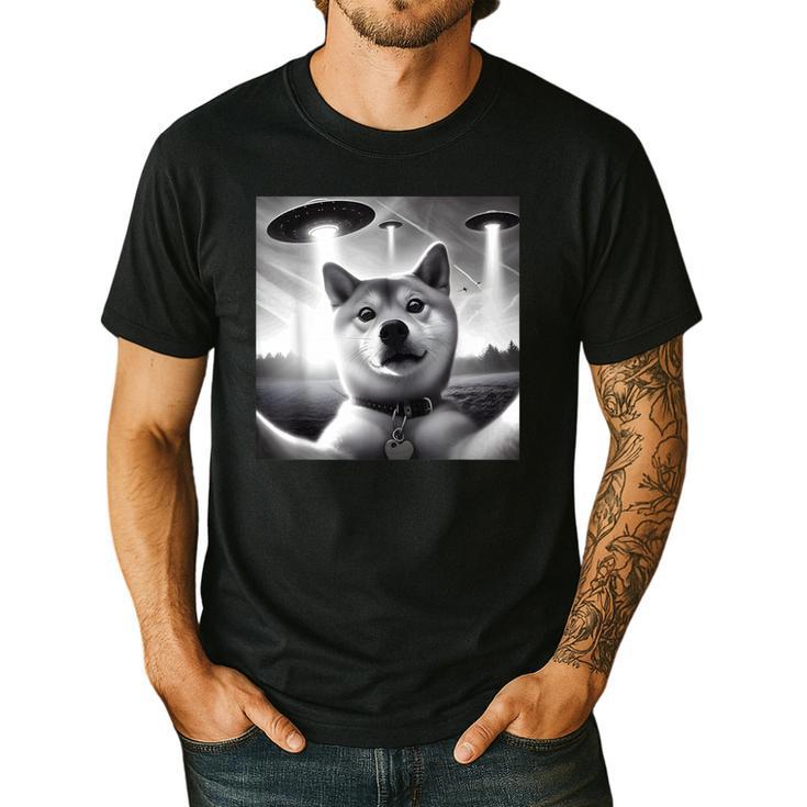 Shiba Inu Dog Dad Mom Graphic Selfie UFOs Weird Aliens Men's Casual T-Shirt