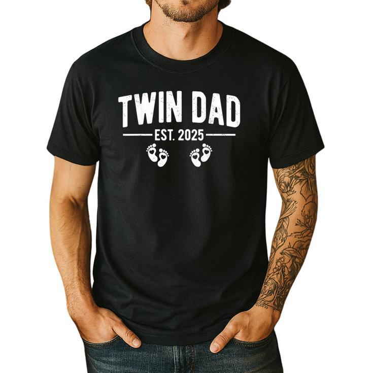 Twin Dad Est 2025 Father Of Twins New Daddy Father's Day Men's Casual T-Shirt