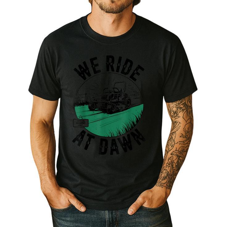 We Ride At Dawn Lawn Mower Zero-Turn Dad Mowing Men's Casual T-Shirt