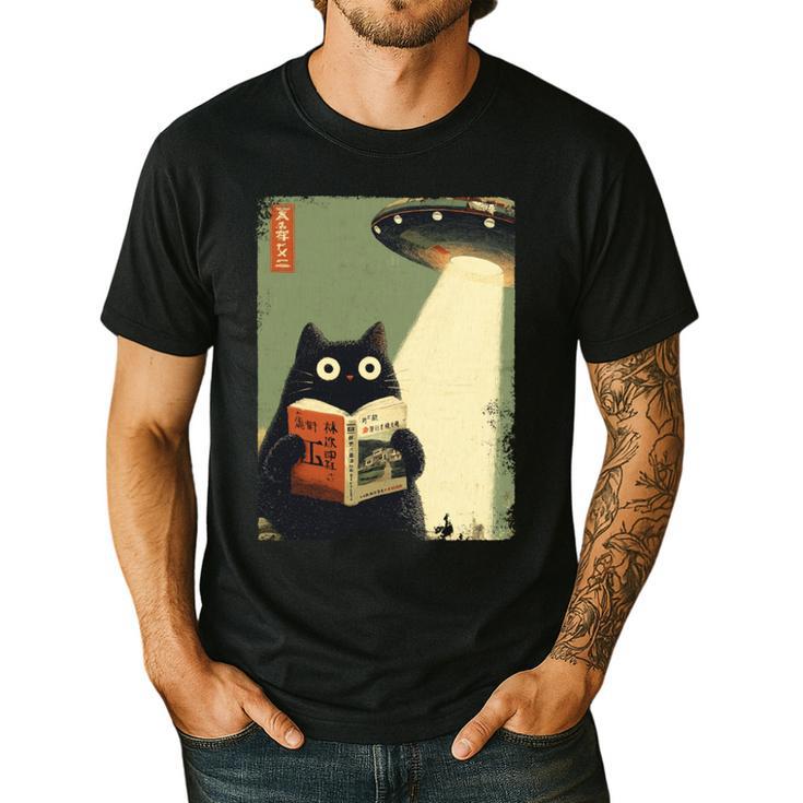 Vintage Japanese Cat Book Lovers UFO Alien Abduction Cat Dad Men's Casual T-Shirt