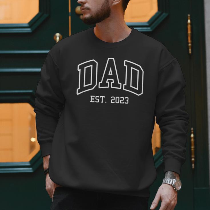 DAD Est 2023 Best Father Throwback Classic Men Sweatshirt