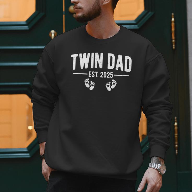 Twin Dad Est 2025 Father Of Twins New Daddy Father's Day Men Sweatshirt