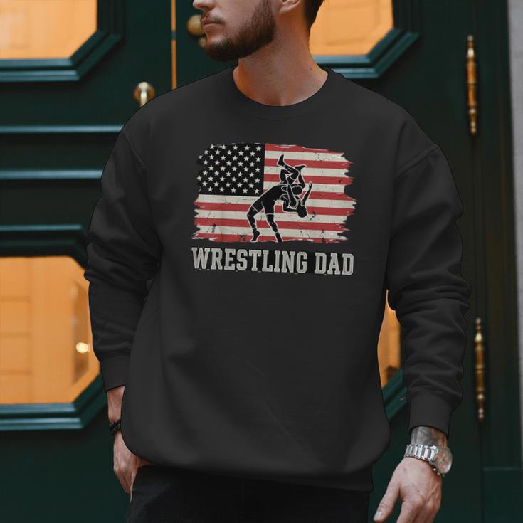 Wrestling Dad US Flag Fathers Day Retro Wrestling Fans Men Sweatshirt