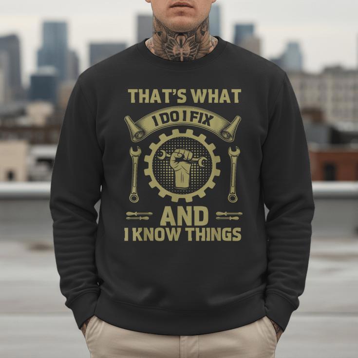 Men Dad That's What I Do I Fix Stuff And I Know Things Men Sweatshirt