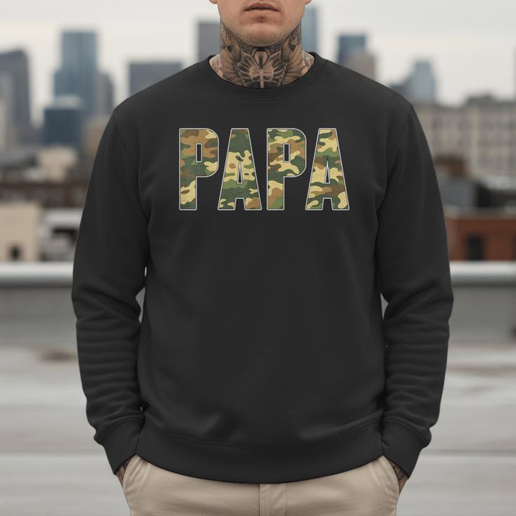 Retro Camo Hunting Papa Old Camo Dad Father’s Day Daddy Men Sweatshirt