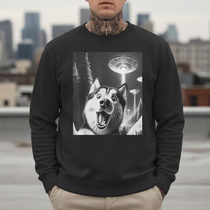 Siberian Husky Alien UFO Taking a Selfie Dog Mom Dad Men Sweatshirt