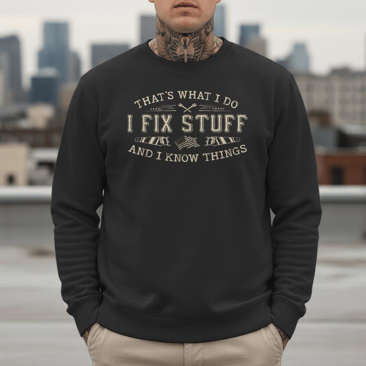 That's What I Do I Fix Stuff And I Know Things Dad Men Sweatshirt