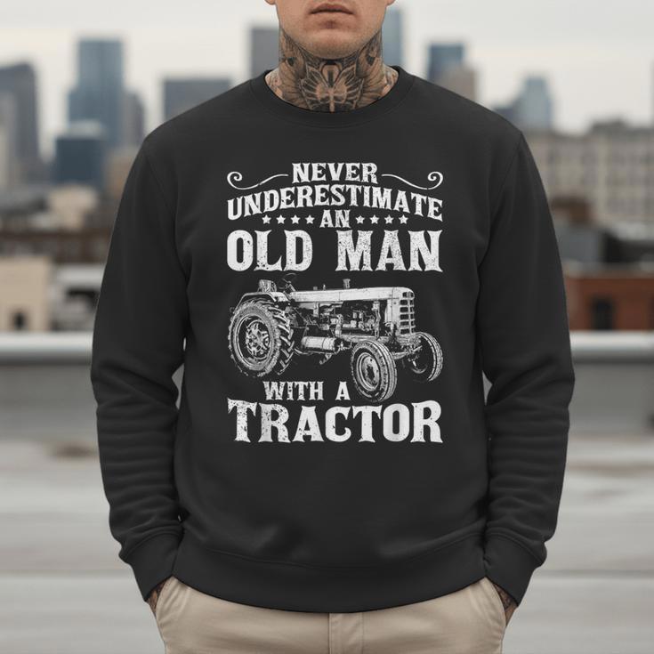 Never Underestimate An Old Man Tractor Farmer Dad Men Sweatshirt