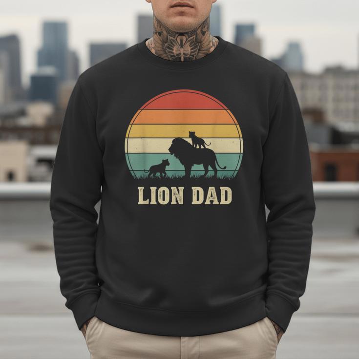 Vintage Lion Dad Father Grandpa Father's Day Men Sweatshirt