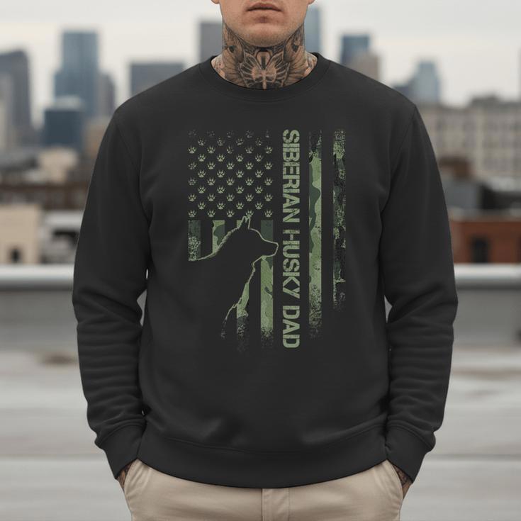 Vintage USA Camo Flag Proud Siberian Husky Dad Silhouette Men Sweatshirt