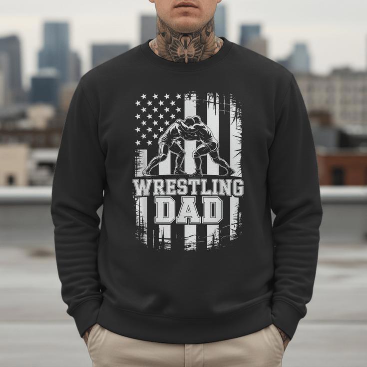 Wrestling Dad US Flag Fathers Day Wrestling Fans Men Sweatshirt