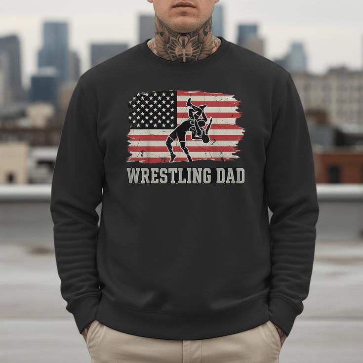Wrestling Dad US Flag Fathers Day Retro Wrestling Fans Men Sweatshirt