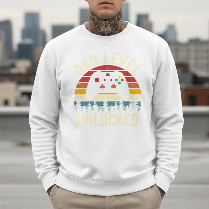 Cute Vintage Dad Level Unlocked Funny Gamer New Daddy Father Men Sweatshirt