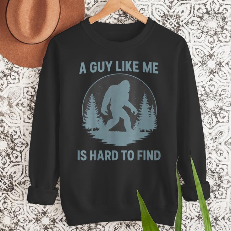 Bigfoot A Guy Like Me Is Hard To Find Forest Men Dad Men Sweatshirt