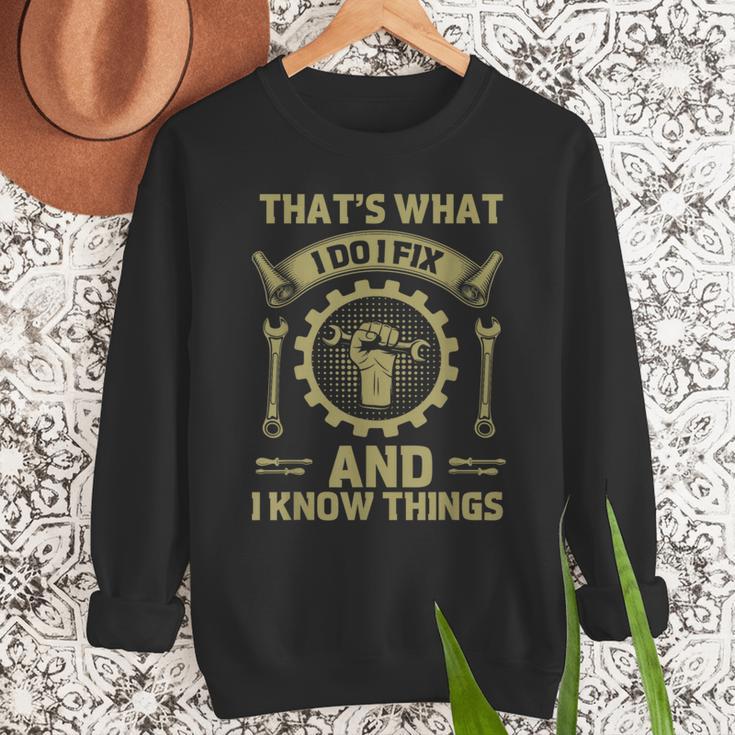 Men Dad That's What I Do I Fix Stuff And I Know Things Men Sweatshirt