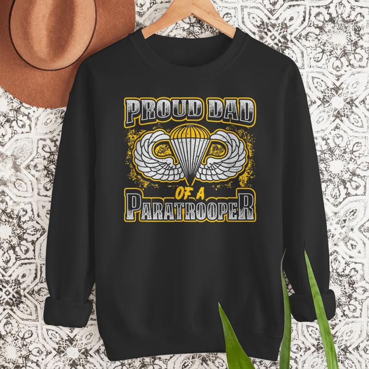 Proud Dad Of a Airborne Division Paratrooper Men Sweatshirt