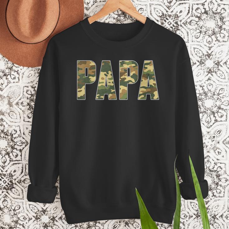 Retro Camo Hunting Papa Old Camo Dad Father’s Day Daddy Men Sweatshirt