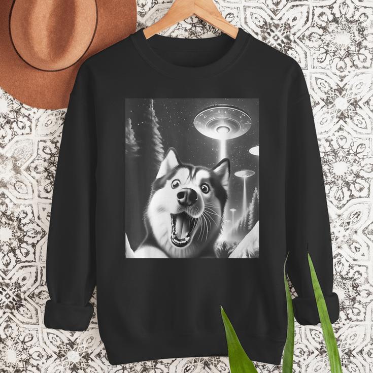 Siberian Husky Alien UFO Taking a Selfie Dog Mom Dad Men Sweatshirt
