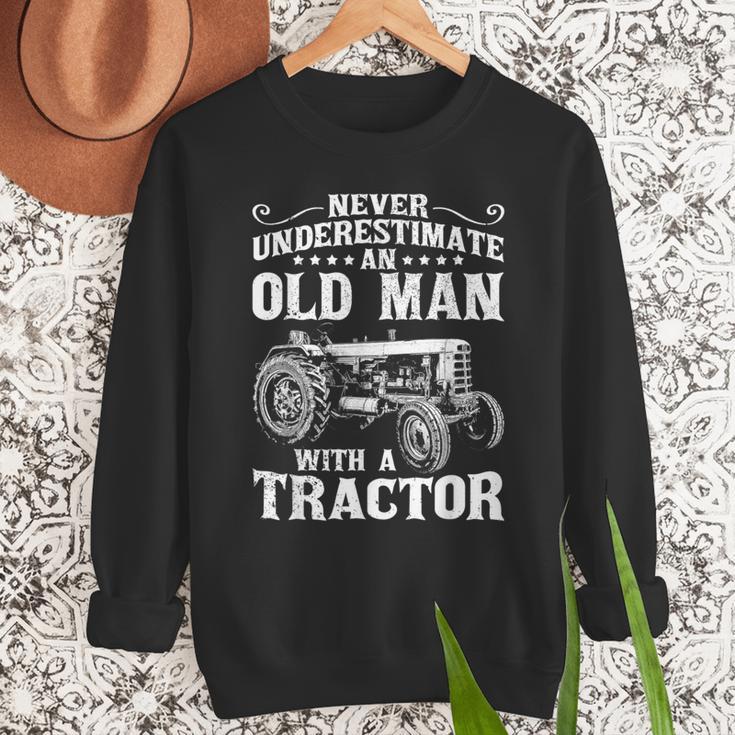 Never Underestimate An Old Man Tractor Farmer Dad Men Sweatshirt