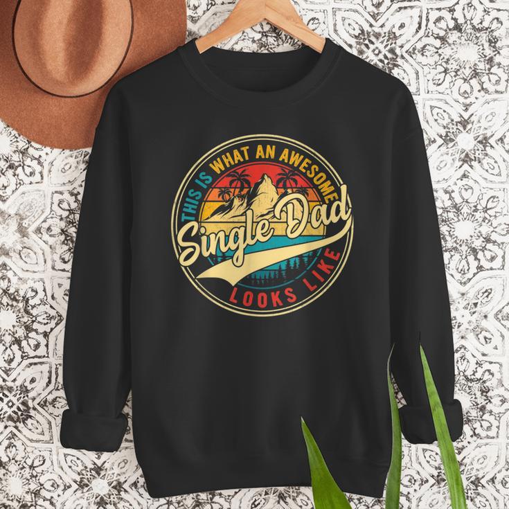 Vintage Awesome Single Dad Retro Fathers Day For Dad Grandpa Men Sweatshirt