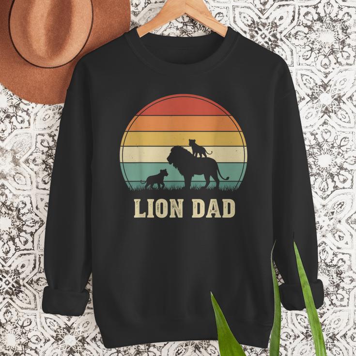 Vintage Lion Dad Father Grandpa Father's Day Men Sweatshirt