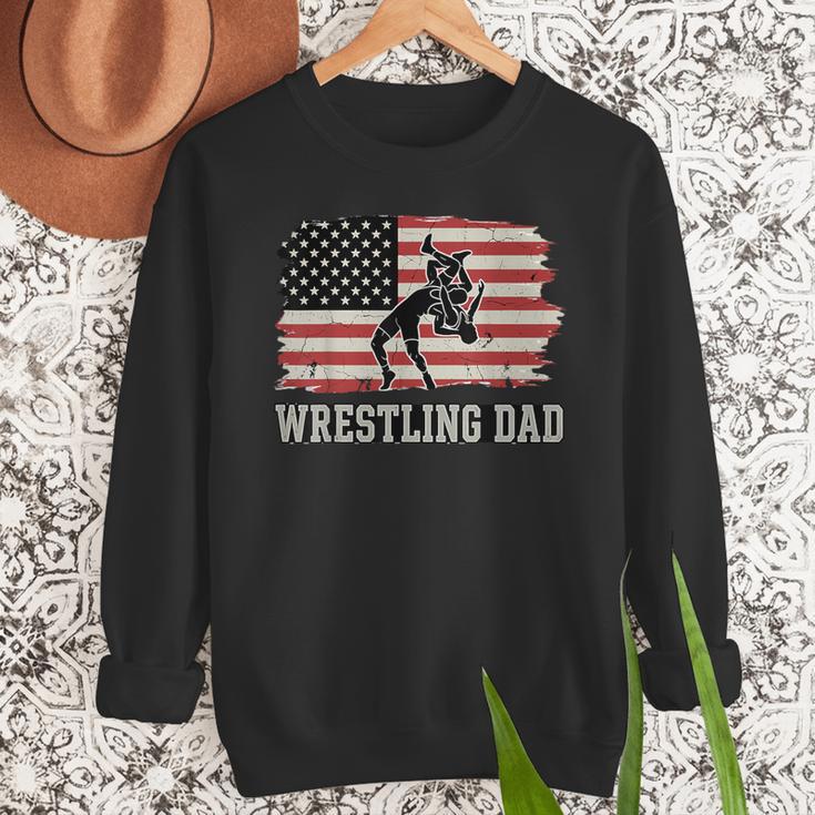 Wrestling Dad US Flag Fathers Day Retro Wrestling Fans Men Sweatshirt
