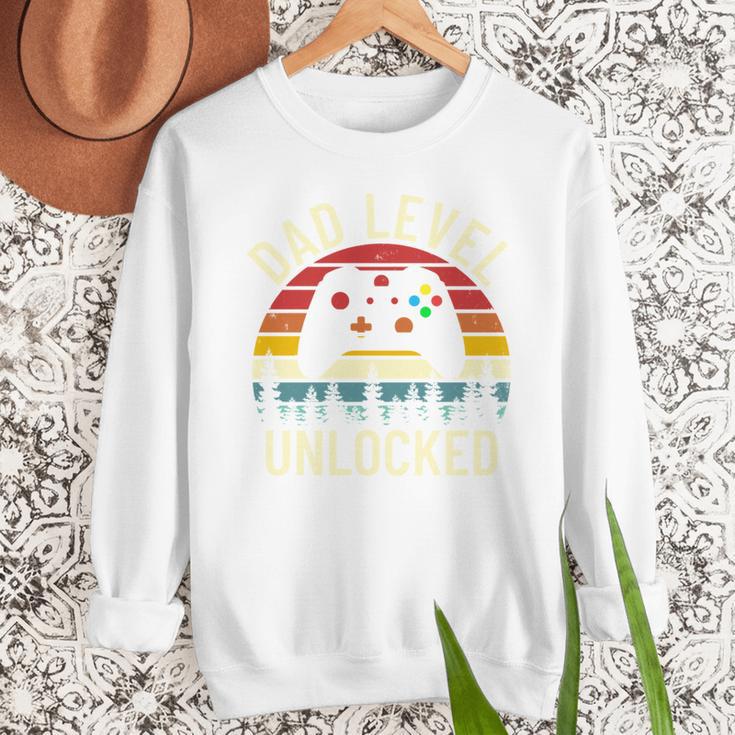 Cute Vintage Dad Level Unlocked Funny Gamer New Daddy Father Men Sweatshirt