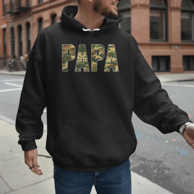 Retro Camo Hunting Papa Old Camo Dad Father’s Day Daddy Men Hoodie