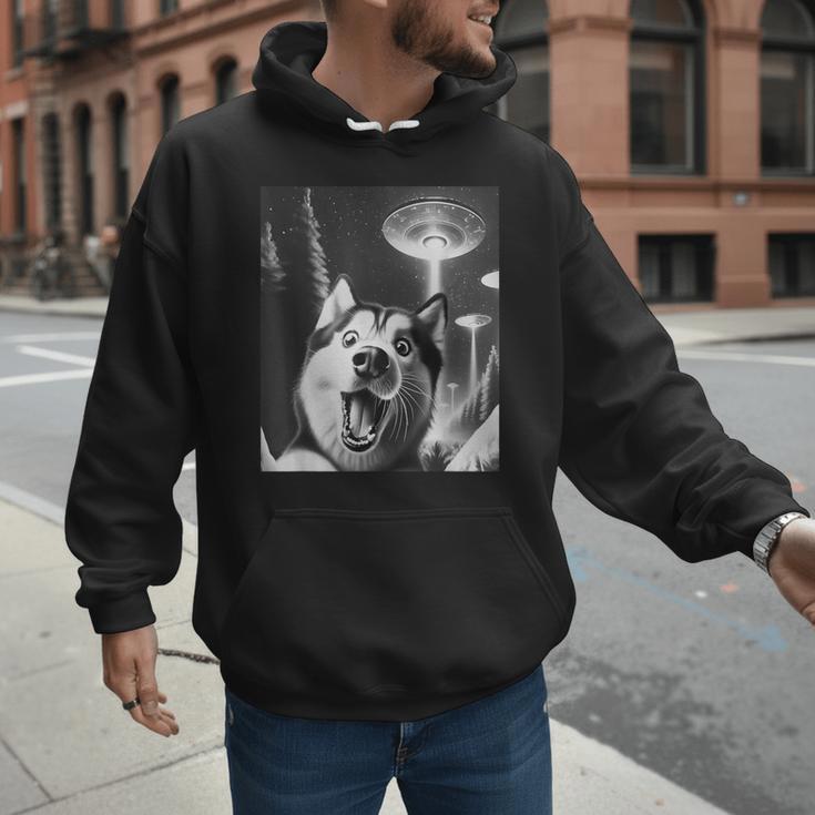 Siberian Husky Alien UFO Taking a Selfie Dog Mom Dad Men Hoodie