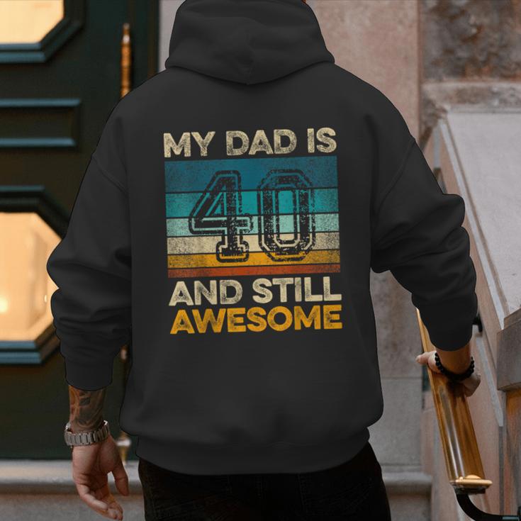 My Dad Is 40 And Still Awesome 40th Birthday Vintage Retro Men's Hoodie Back Print