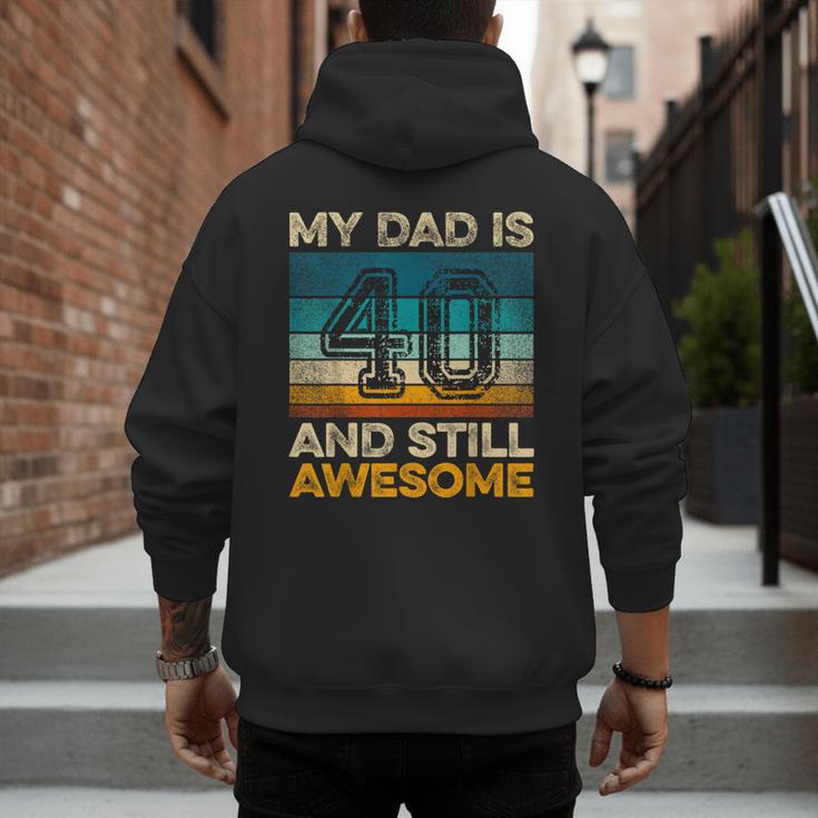 My Dad Is 40 And Still Awesome 40th Birthday Vintage Retro Men's Hoodie Back Print