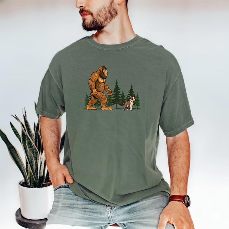 Boston Terrier Bigfoot Dog Walking Dog Mom Dad Kids Men's Comfort Colors T-Shirt