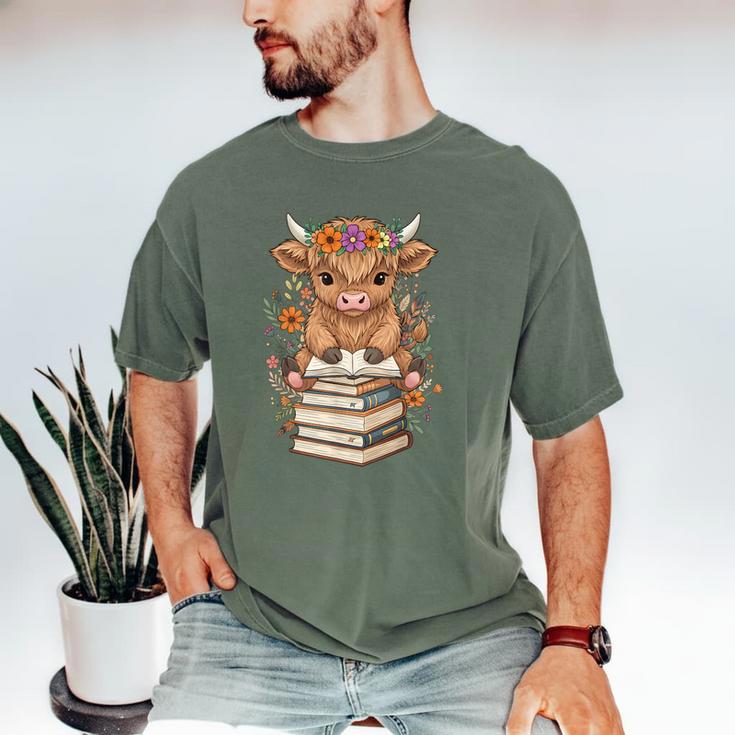 Cute Baby Highland Cow Reading Book Librarian Bookworm Men's Comfort Colors T-Shirt