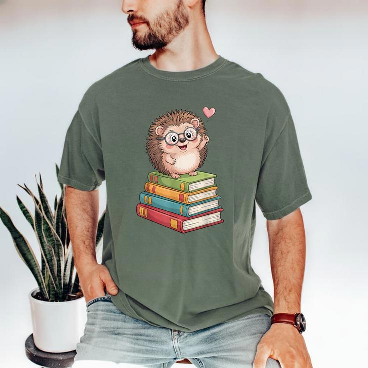 Cute Hedgehog Reading Books Animal Lover Reader Bookworm Men's Comfort Colors T-Shirt
