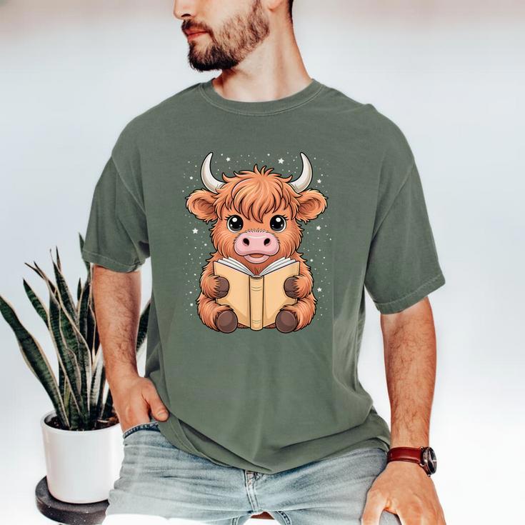 Cute Highland Cow Reading Book Men's Comfort Colors T-Shirt