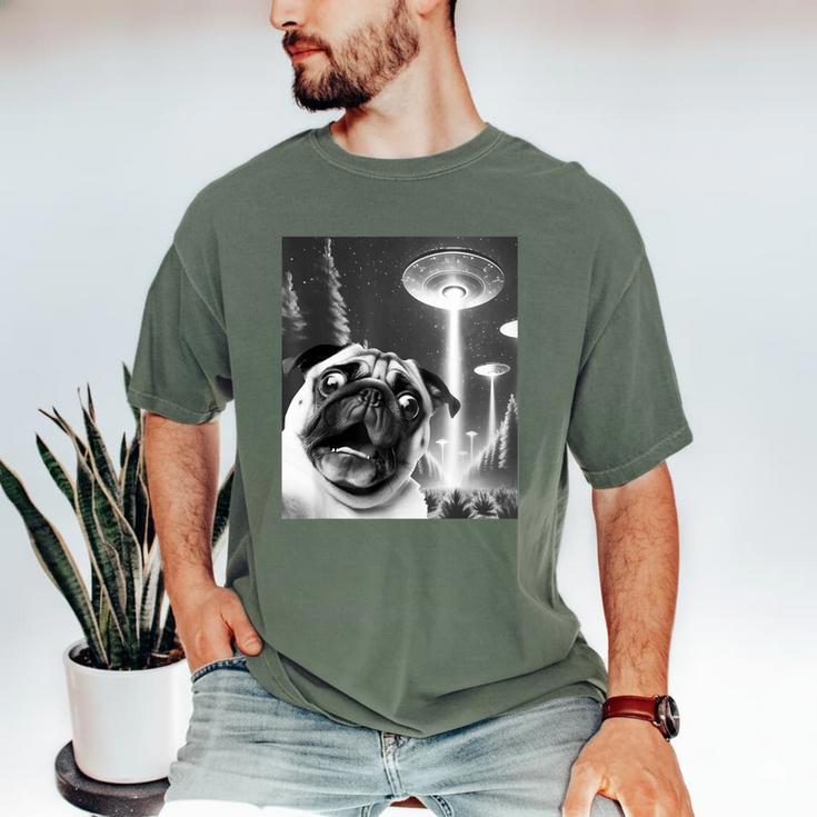 Pug Alien UFO Taking a Selfie Dog Mom Dad Men's Comfort Colors T-Shirt