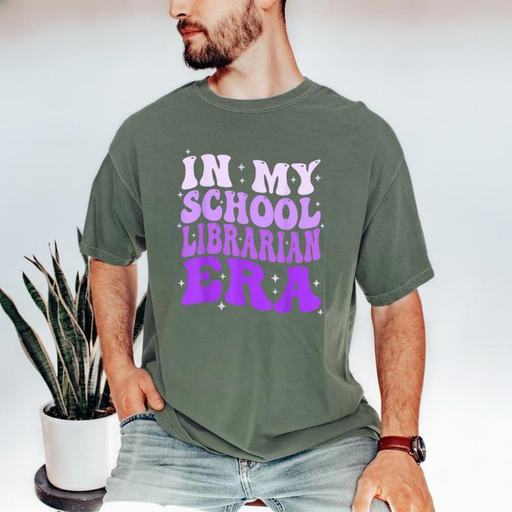 In My School Librarian Era Groovy Back To School Book Lover Men's Comfort Colors T-Shirt