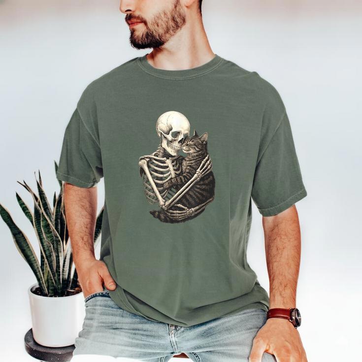 Skeleton Hugging Cat Halloween Cat Lover Cat Mom Dad Men's Comfort Colors T-Shirt