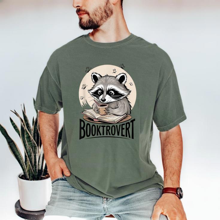 Booktrovert Raccoon Reading And Coffee For Book Lover Men's Comfort Colors T-Shirt