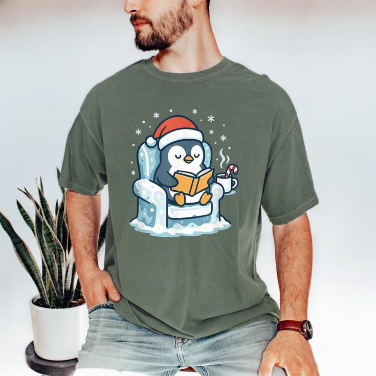 Cute Christmas Penguin Reading Book Cozy Winter Holiday Art Men's Comfort Colors T-Shirt