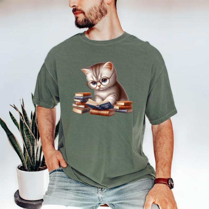 Cute Kitten Bookworm Adorable Cat With Glasses Reading Book Men's Comfort Colors T-Shirt