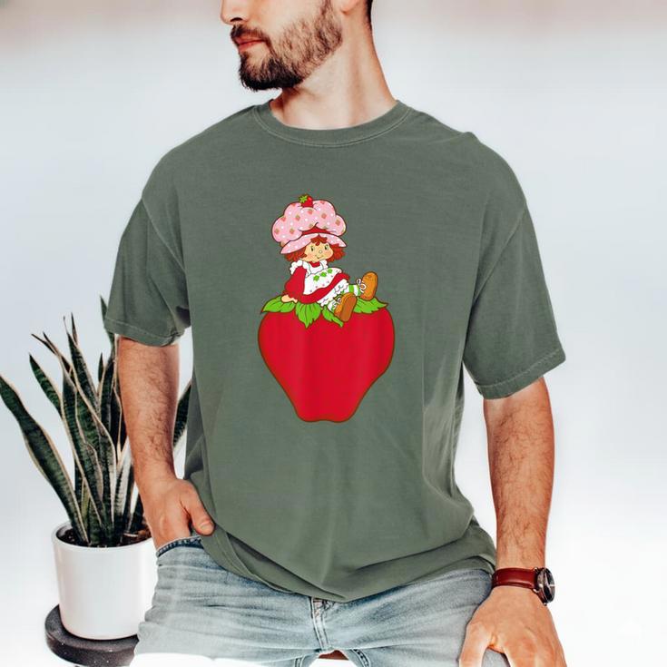 Strawberry Shortcake Sitting On Strawberry Retro Nostalgia Men's Comfort Colors T-Shirt