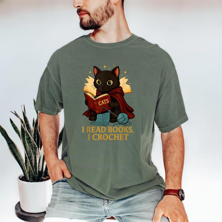 Wizard Cat Reading a Book While Crocheting Men's Comfort Colors T-Shirt