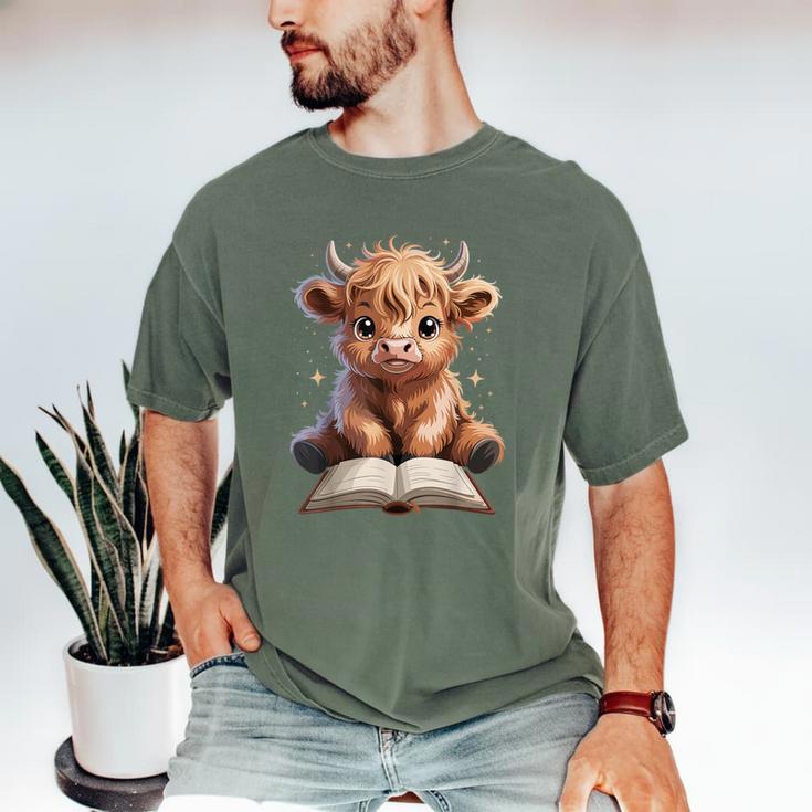 Highland Cow Reading Book Bookworm Men's Comfort Colors T-Shirt