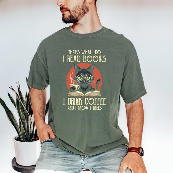 i Read Books And i Know Things Cat Reading Cat Coffee Books Men's Comfort Colors T-Shirt