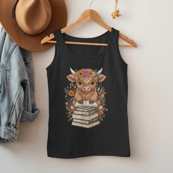 Cute Baby Highland Cow Reading Book Librarian Bookworm Men Tank Top
