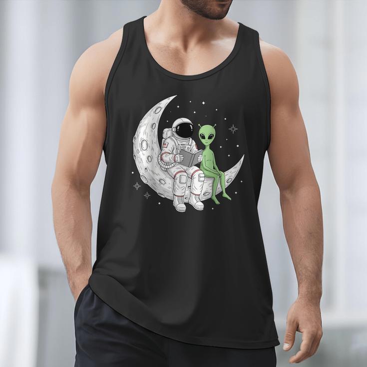 Astronaut Reading Book To Alien Moon Space Book Lover Men Men Tank Top