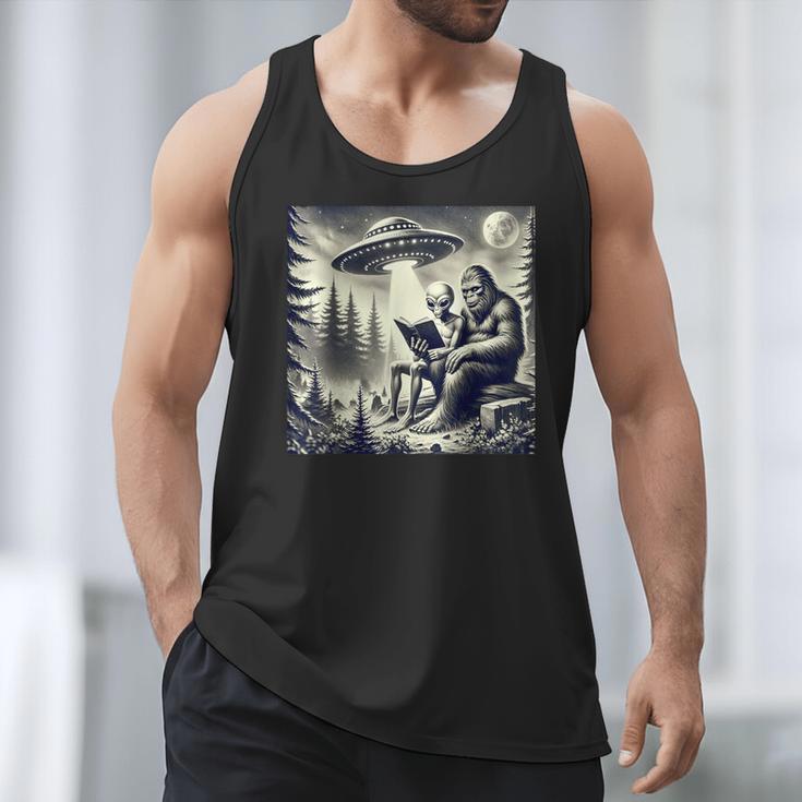 Bigfoot With Alien Reading A Book Bigfoot And UFO Men Tank Top