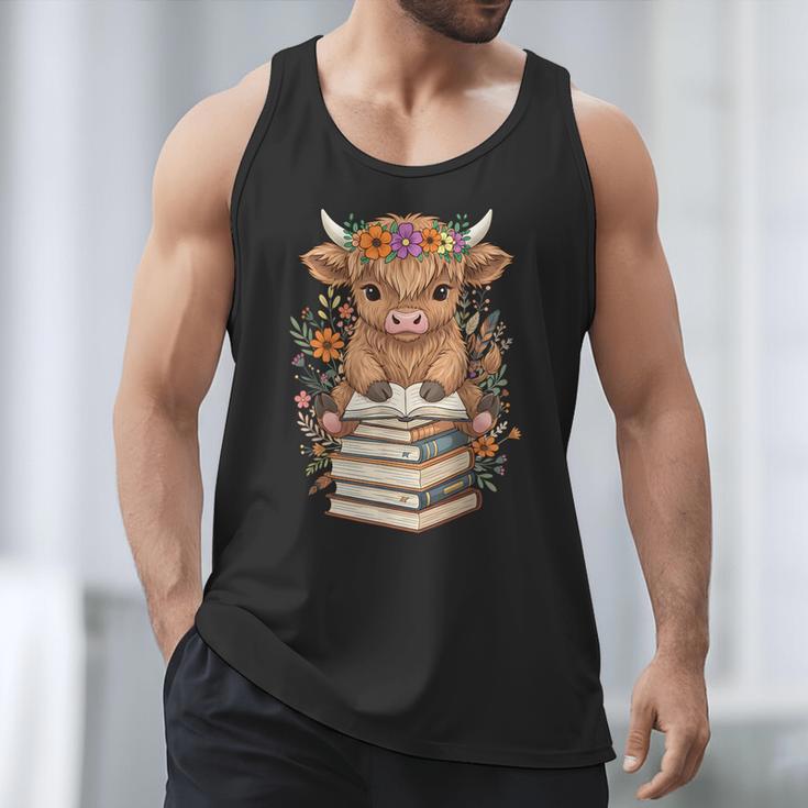Cute Baby Highland Cow Reading Book Librarian Bookworm Men Tank Top