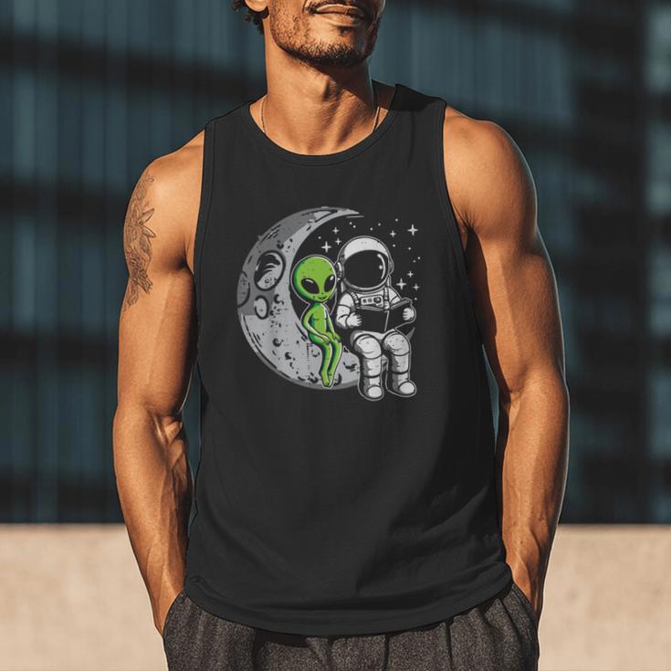 Astronaut Reading Book To Alien Moon Space Women Kids Men Men Tank Top